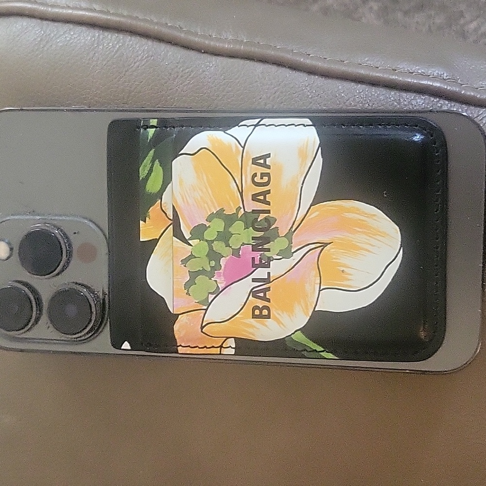 Balenciaga magnetic flowered card holder authentic Unisex new design..Brand new - Picture 5 of 5